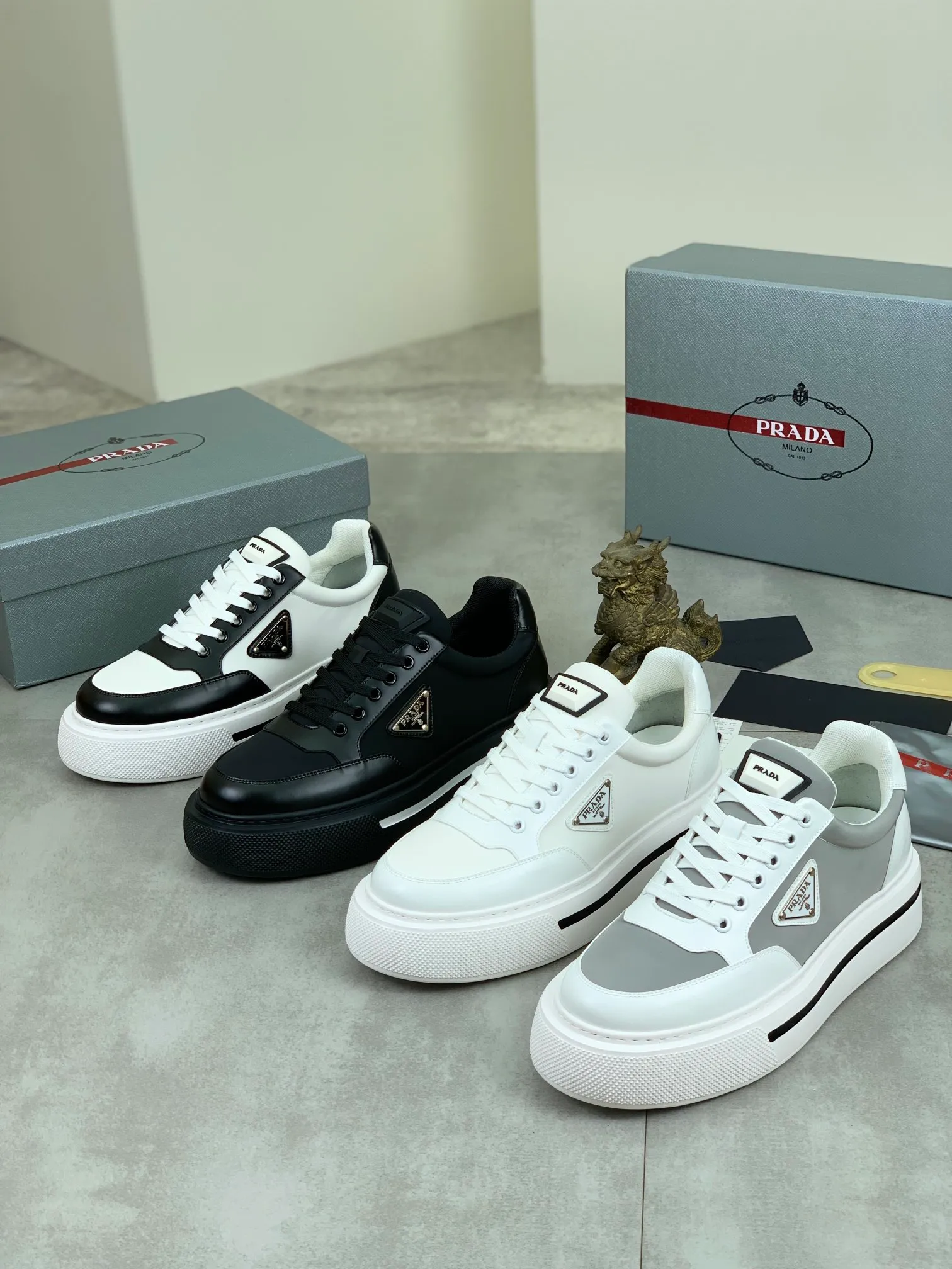 Men's shoes 💰P580 new (higher version) new models are available at PRADA counters simultaneously, new men's shoes, 😘 fabrics are selected from original calfskin. First layer of imported silk cowhide lining. The original version is awesome! 👍🏿Original open-molded non-slip PU outsole, with exquisite lines, simple and elegant, super comfortable and classy on foot, suitable for leisure travel. Code number: 38 to 44 (45 customized) 4️⃣ colors available